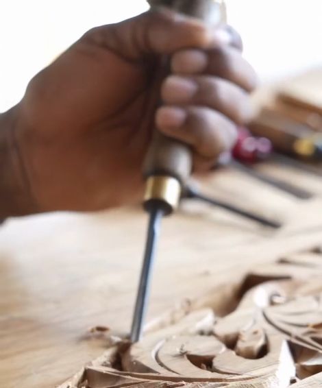 Абдулла, мастер с Занзибара, вырезал эту дверь вручную!⁠⁠