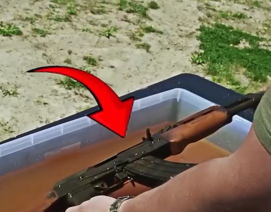 АК-47 против AR-15 после 100 дней в солёной воде