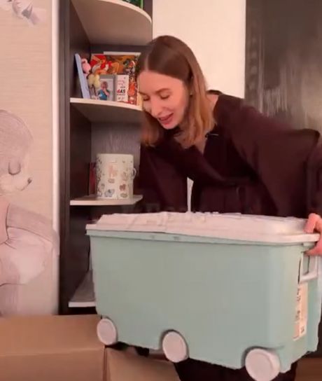 Женщина показала новогодний подарок для детей сотрудников «Газпрома»