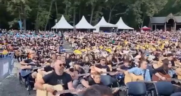 Изгиб гитары жёлтой ты обнимаешь нежно