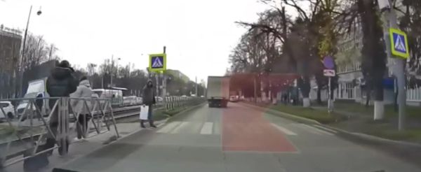 Бить или не бить, когда тебя пытаются сбить, вот в чём вопрос...