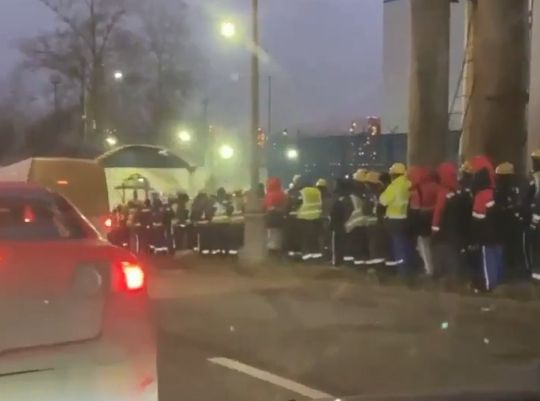 Очередь за забором в Капотне