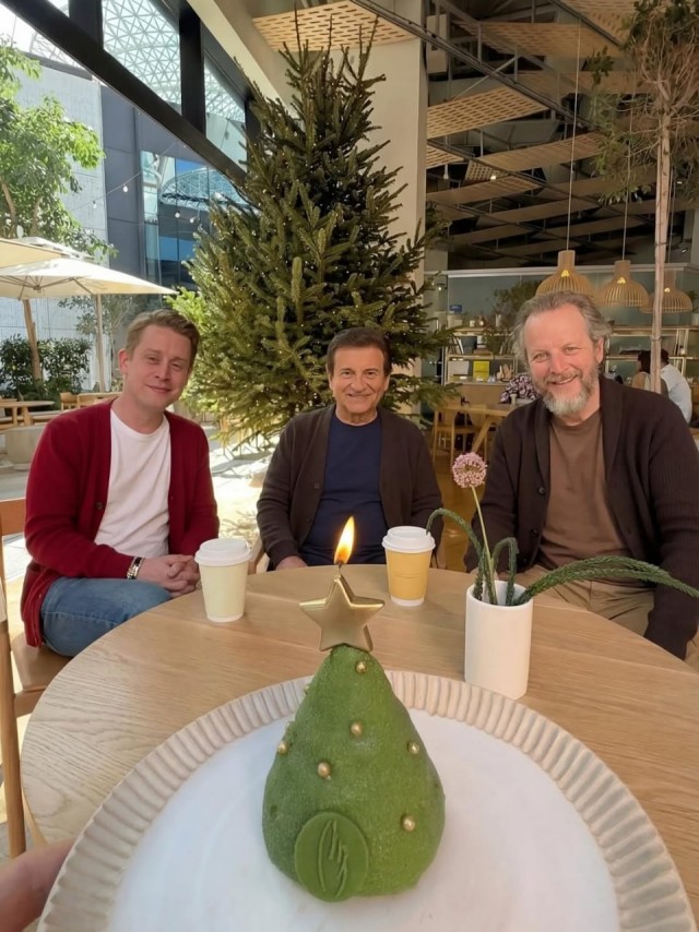 Обед Маколея Калкина, Джо Пеши и Дэниела Стерна — это прям какое-то воссоединение века!