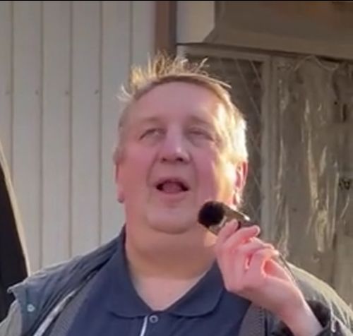 Мужик от свекольника явно получает удовольствие