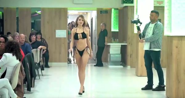 Молодые сотрудницы сербкой фирмы щеголяют в бикини на корпоративе