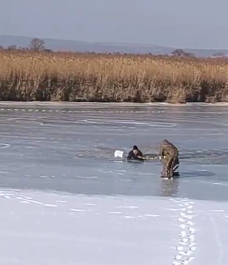 В Приморье спасли мужчину, провалившегося на квадроцикле под лёд