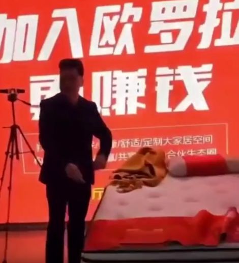 Китайская компания по производству кроватей представила уникальную модель кровати для пар