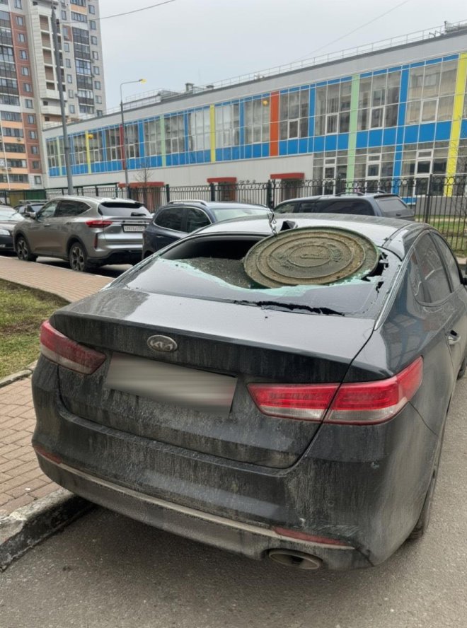 В Балашихе девушка умудрилась поднять крышку канализационного люка и швырнуть её в машину бывшего возлюбленного
