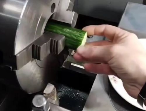 Парень при помощи токарного станка с ЧПУ объединил огурец и морковь