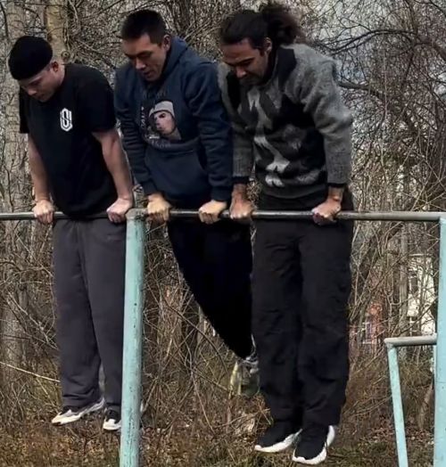 Аты-баты шли акробаты