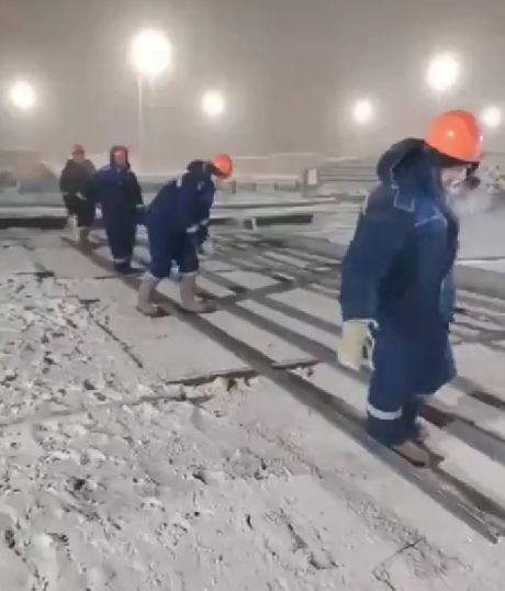 В сети стало популярным видео, где рабочие строят Ленский мост в Якутске при температуре -50°C