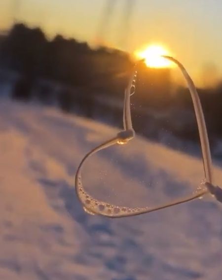 Кристаллы льда, образующиеся на мыльной пене на закате⁠⁠