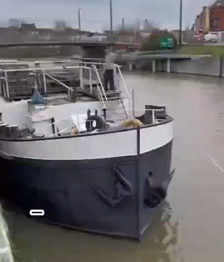 Рукодельный мужик купил столетний корабль, отремонтировал и теперь живет в нем и занимается творчеством