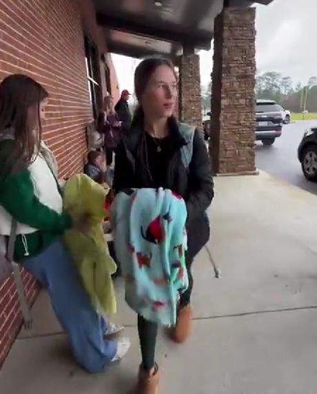 Папа встречает дочку у школы