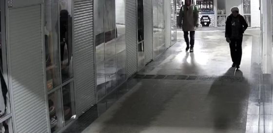 Курьер Новосибирска в пешеходном переходе ударил бабушку с ноги