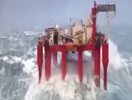 Самая большая (303 м ниже уровня моря, общая высота 472 м с учётом подводной части) морская платформа во время шторма