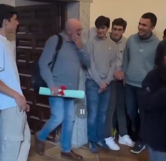 Его последний день в качестве школьного учителя после 36 лет работы...⁠⁠