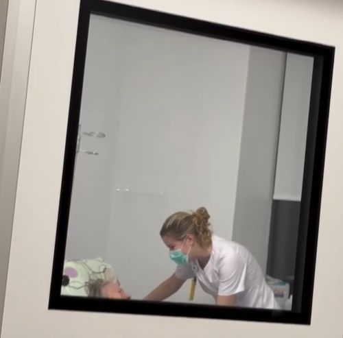 Медсестра московской больницы спела песню для бабушки, чтобы ее успокоить