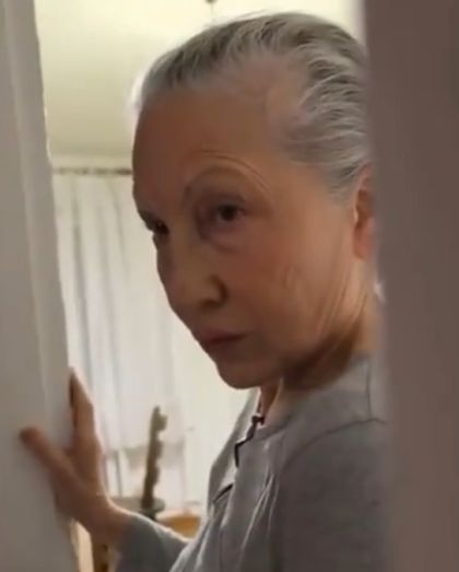 Вы что, голубых кровей? Со мной жить не будете?