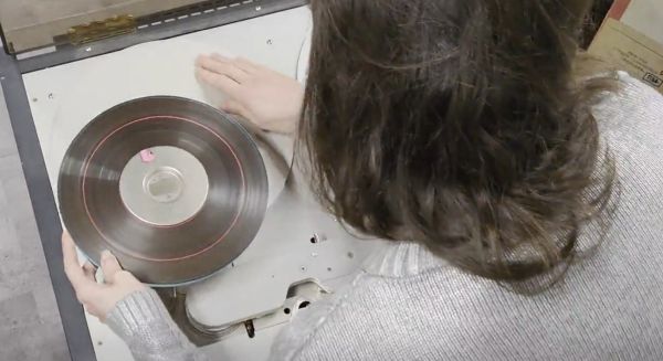 Запускаем в аппаратной звукорежиссера оригинальную мастер-ленту ансамбля «Зодиак»