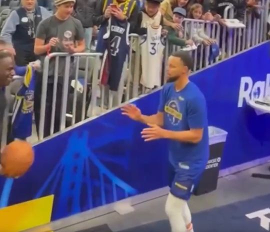 Ничего необычного, просто Стеф делает свой фирменный трюк⁠⁠