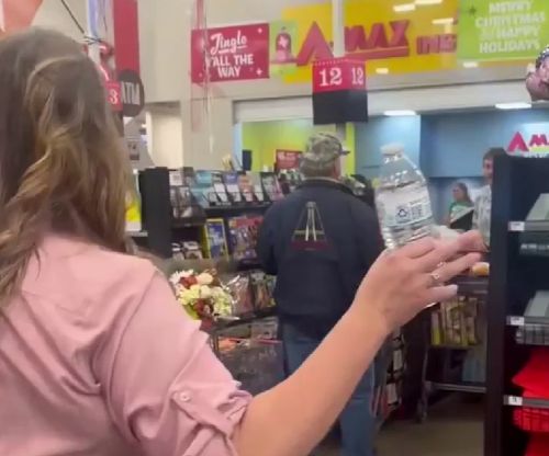 Сегодня в городе Берлесон, в магазине H-E-B, бесплатно раздали продукты всем покупателям из-за сбоя в системе кассовых аппаратов