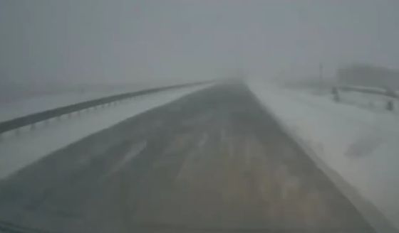 Водитель "Газели" идет на обгон