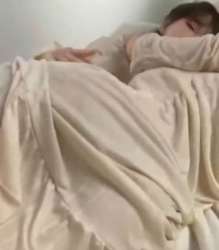 Такой взрослый, а всё в куклы играет