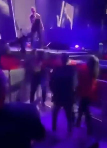 На выступлении Depeche Mode, Дейв Гаан остановил концерт