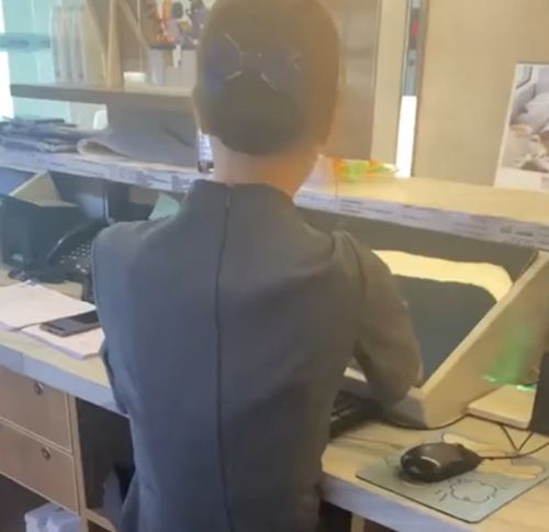 Грустно признавать, но во многих профессиях, особенно в сфере обслуживания, право присесть остается недоступной роскошью для работников⁠⁠