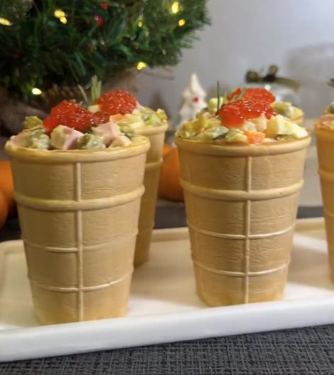 Оливье в вафельных стаканчиках — в соцсетях хайпанул самый удобный формат подачи салата