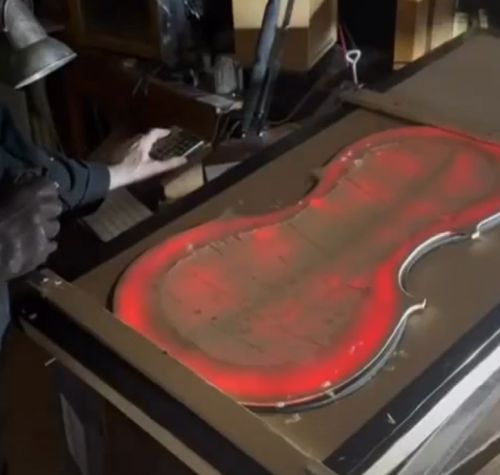 Как свет помогает мастерам находить идеальный звук виолончели⁠⁠