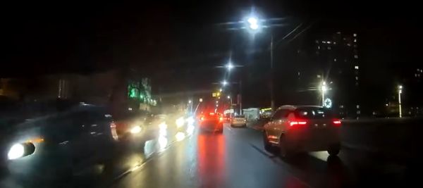 Агрессивное быдло захотело вытащить водителя из машины