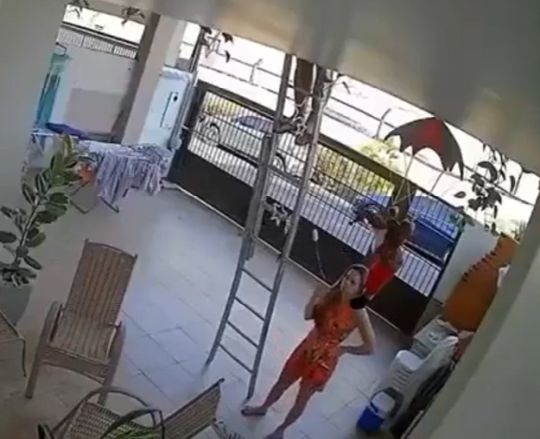 Заботливые Джессики помогают менять лампочку на гирлянде