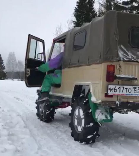 Дверцей хлоп и попер по целине