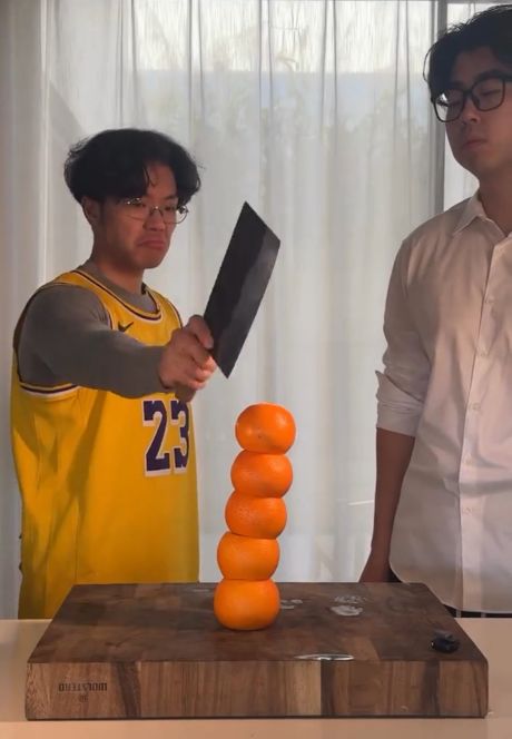 Два пацана заякудзили ножик мандариновый в ноль