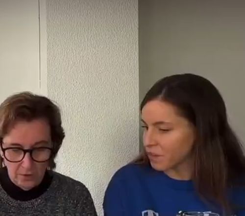 Вас тут испанки с наступающим поздравить хотят