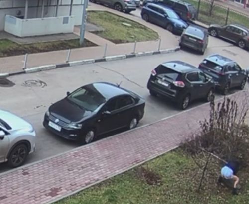 В Балашихе девушка умудрилась поднять крышку канализационного люка и швырнуть её в машину бывшего возлюбленного