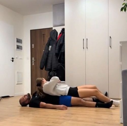 Девочки, учитесь, как правильно своего пьяного мужика до кровати дотащить⁠⁠