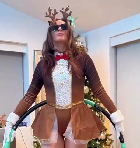 Задорно пляшет