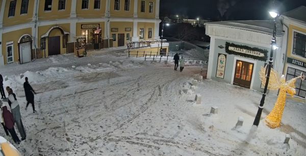 Юноша положил на лопатки рождественского ангела в центре Арзамаса в Нижегородской области