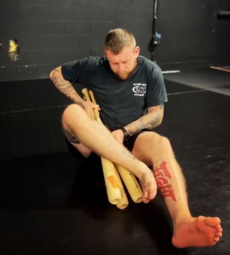 Тренер по бразильскому джиу-джитсу демонстрирует механику захвата лодыжки