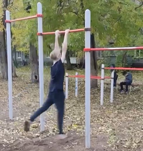 На турнике⁠⁠