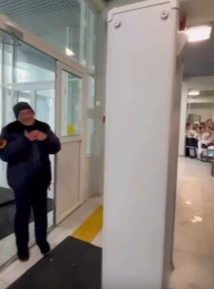 В казанском лицее №185 ученики устроили сюрприз пожилому охраннику — поздравили его с днём рождения прямо у входа