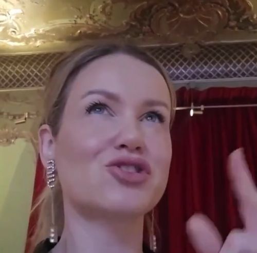 В одном из Московских ресторанов решили устроить новогоднюю ёлку с бранчем — вход по билетам за 8 900 ₽