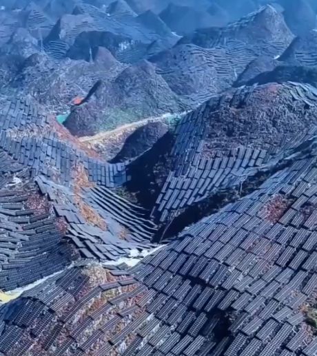 Горы в провинции Гуйчжоу полностью покрыты солнечными панелями вплоть до горизонта