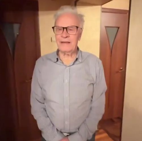 Дедушку поздравили всем миром