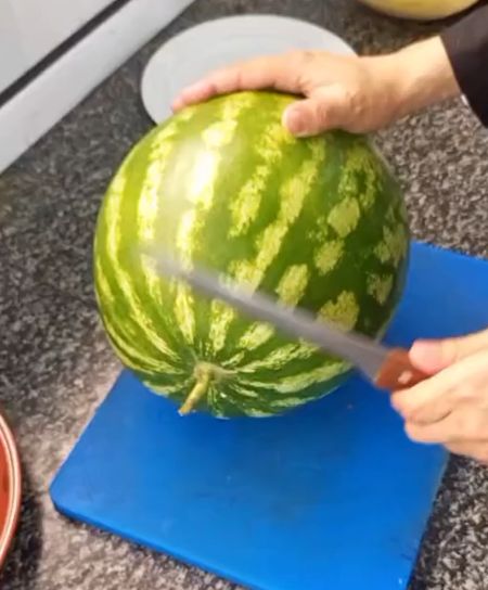 Как нарезать арбуз или дыню к столу