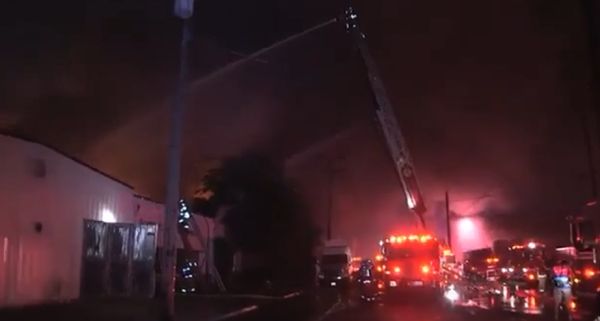 Пожарные пытаются потушить горящий магний водой