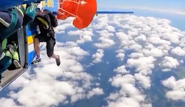 Парашютист чуть не погиб, выпрыгивая из самолёта в Австралии